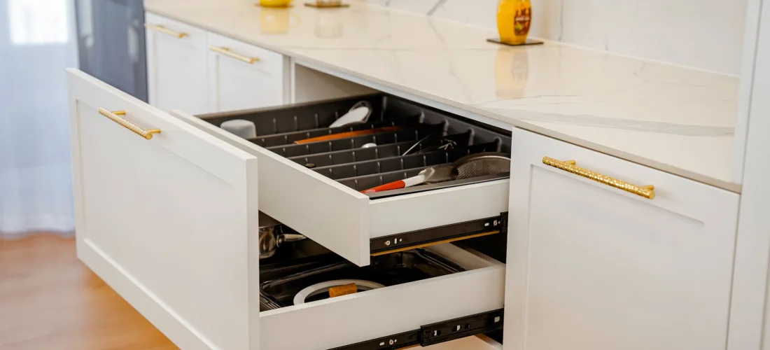 Distribución interior de los gabinetes de cocina para ganar espacio útil - Decoración y Diseño