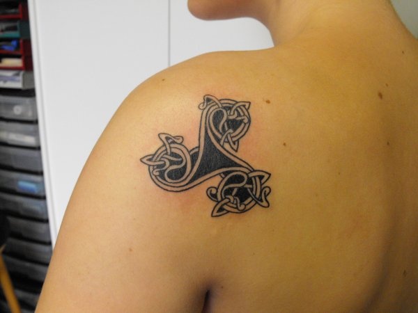El n&uacute;mero tres en los tatuajes celtas