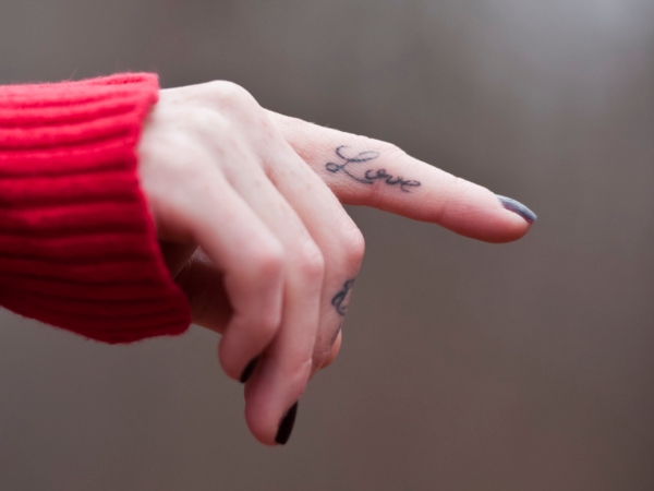 Expresarse con tatuajes en los dedos de las manos