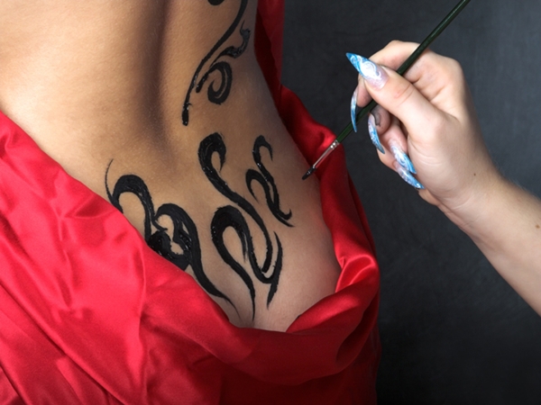 Conoce los riesgos de tatuajes temporales con henna negra