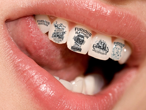 La nueva moda: Tatuajes en los dientes
