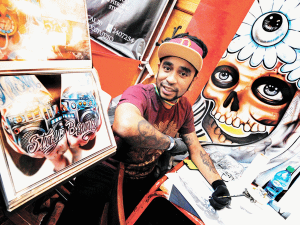 Primer tatuaje de ojos en la 5ta Convenci&oacute;n de Art Tattoo 2014 en Bolivia