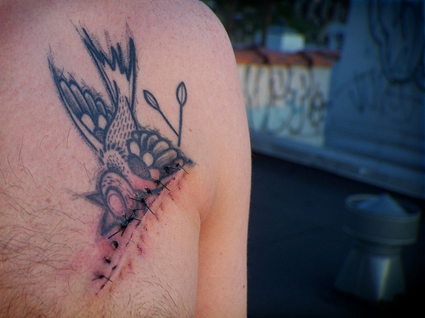 Tatuar sobre pecas, lunares y cicatrices