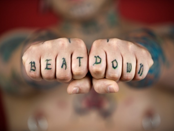 Tatuajes en los dedos: pulgar, medio, anular y me&ntilde;ique