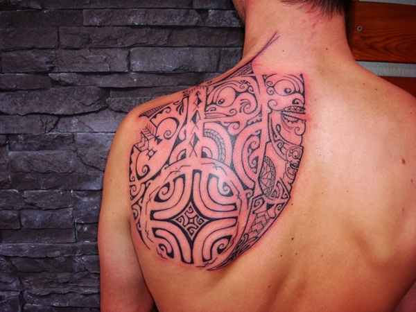 Tatuajes en el om&oacute;plato