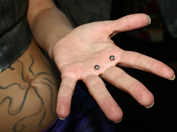 Consejos para hacerse un piercing en la mano