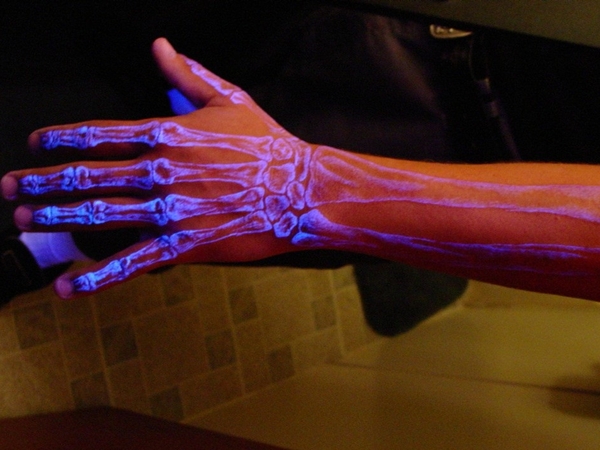 Tinta ultravioleta que brilla en la oscuridad