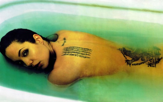Significado de los tatuajes de Angelina Jolie