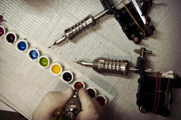 &iquest;Qu&eacute; contienen los pigmentos para hacer tatuajes?