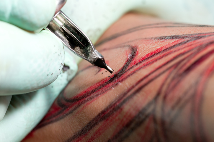 Cuidado con las tintas y las agujas contaminadas