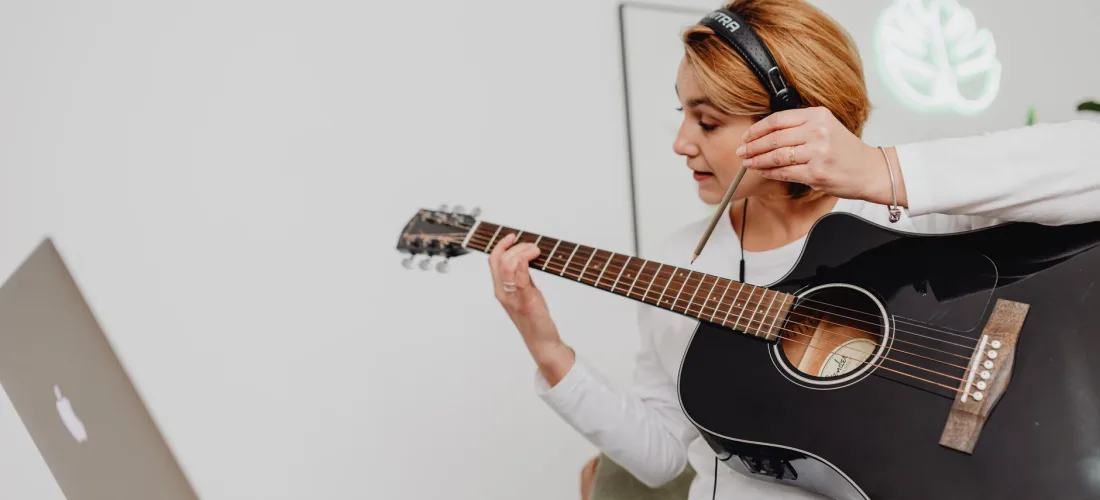 Aprender guitarra con internet sin perderte entre tutoriales - Música