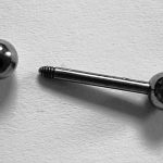 Qué hacer en caso de tragarse un piercing. (tatuajex.com) Todos los derechos reservados.