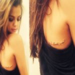 Selena Gómez estrena nuevo tatuaje en árabe. (tatuajex.com) Todos los derechos reservados.