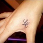 Khloé Kardashian no sabe que hacer con su tatuaje. (tatuajex.com) Todos los derechos reservados.