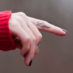 Expresarse con tatuajes en los dedos de las manos. (tatuajex.com) Todos los derechos reservados.