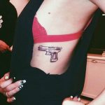 Nuevo tatuaje de la hermana menor de Kim Kardashian. (tatuajex.com) Todos los derechos reservados.