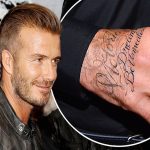 David Beckham se hace un tatuaje en la mano. (tatuajex.com) Todos los derechos reservados.