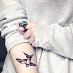 Origen del tatuaje de golondrinas y su significado. (tatuajex.com) Todos los derechos reservados.
