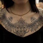 Características de los tatuajes en el pecho. (tatuajex.com) Todos los derechos reservados.