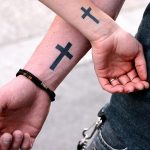 Tatuajes de cruces súper femeninos. (tatuajex.com) Todos los derechos reservados.