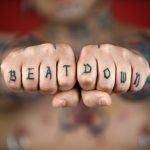 Tatuajes en los dedos: pulgar, medio, anular y meñique. (tatuajex.com) Todos los derechos reservados.