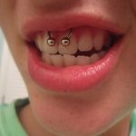 Consejos para hacerse un piercing en el frenillo de la encía. (tatuajex.com) Todos los derechos reservados.