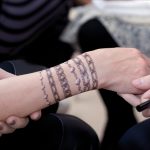 Tatuajes de brazaletes para adornar tu muñeca. (tatuajex.com) Todos los derechos reservados.