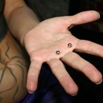 Consejos para hacerse un piercing en la mano. (tatuajex.com) Todos los derechos reservados.