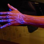 Tinta ultravioleta que brilla en la oscuridad. (tatuajex.com) Todos los derechos reservados.