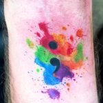 Tatuaje del punto y coma (;) para supervivientes. (tatuajex.com) Todos los derechos reservados.