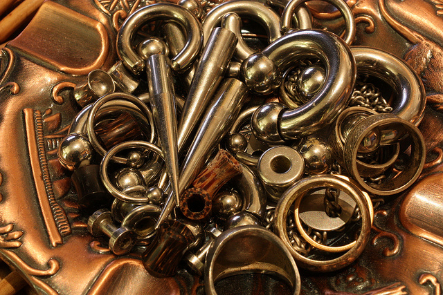 Quieres hacerte un piercing_5 motivos para no usar una pistola perforadora (3)