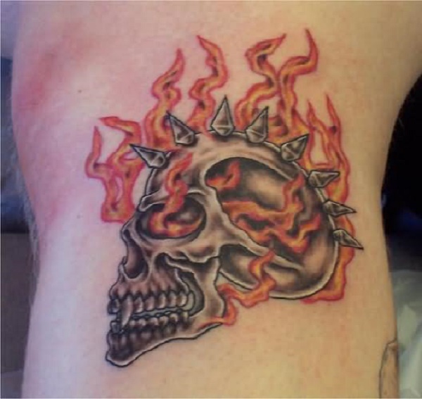 calavera con fuego dentro de los ojos