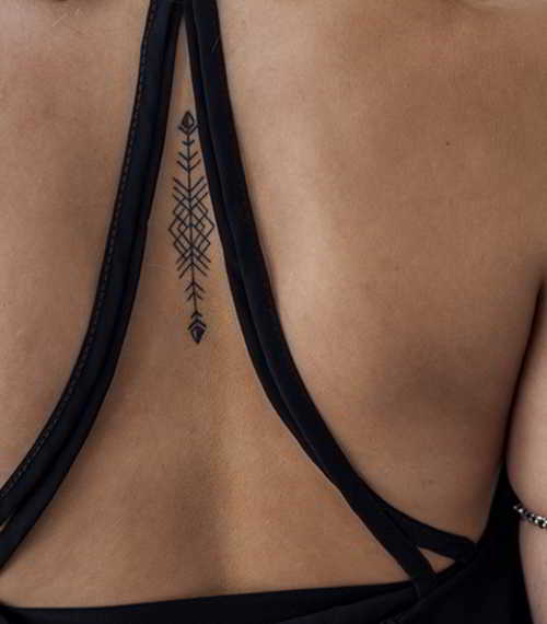 7 sutiles tatuajes para la espalda-1