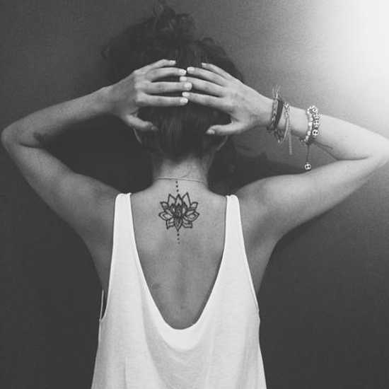 7 sutiles tatuajes para la espalda-2