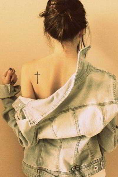 7 sutiles tatuajes para la espalda-4