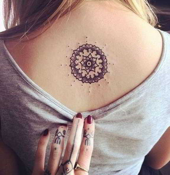 7 sutiles tatuajes para la espalda-5