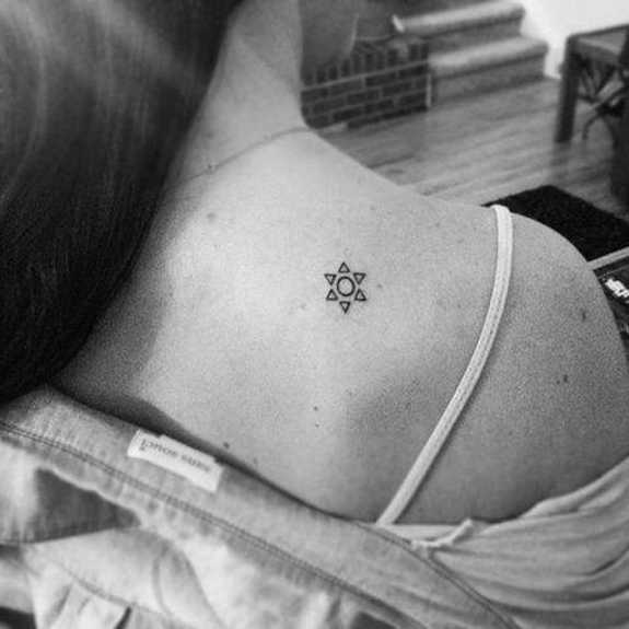 7 sutiles tatuajes para la espalda-6
