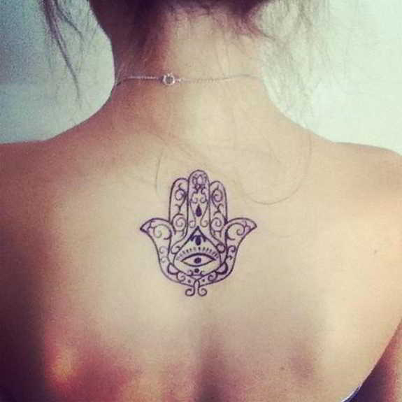7 sutiles tatuajes para la espalda-7