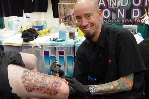 Tatuadores-caros-Brandon-Bond